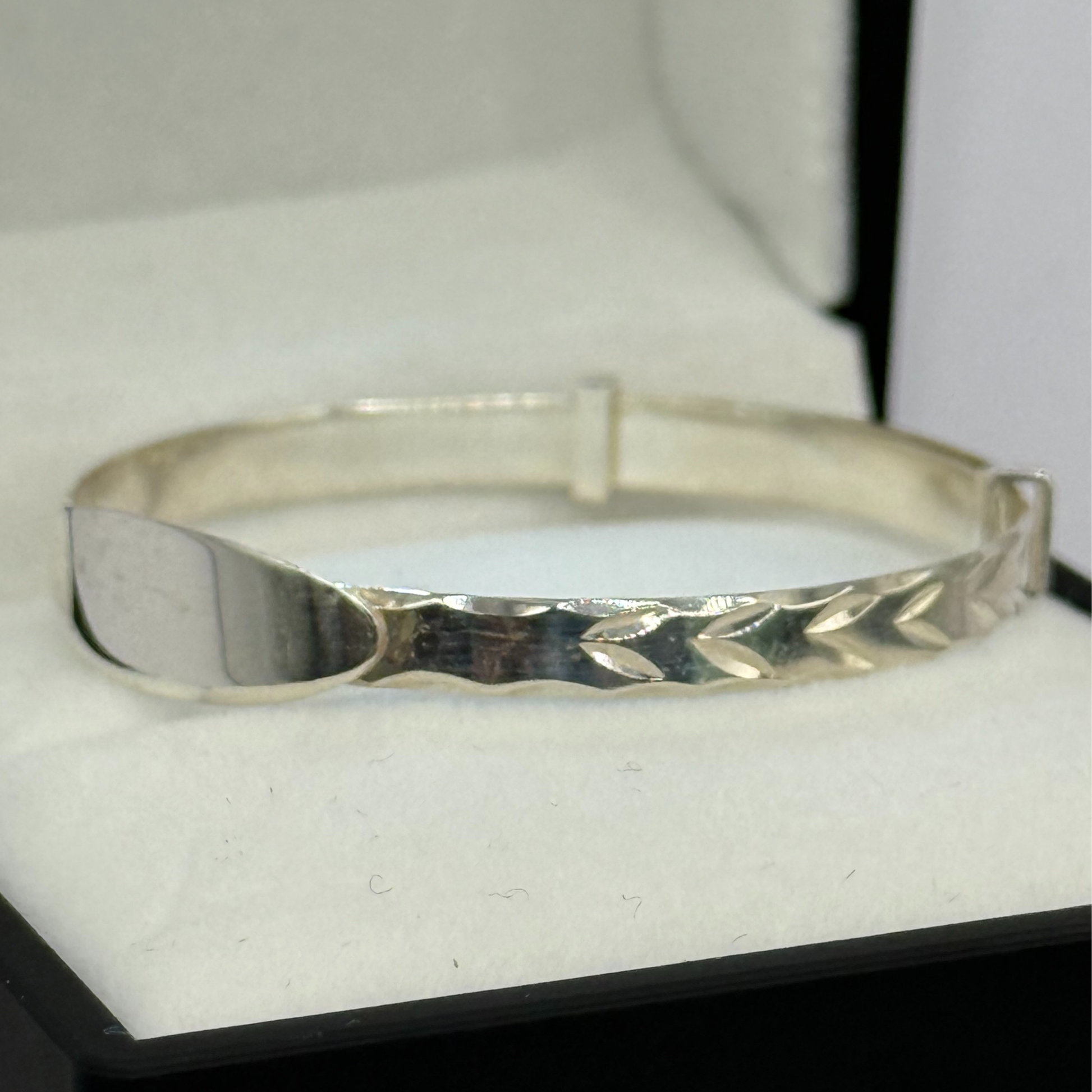 SILVER D/C BABY OVAL BANGLE Oppulence