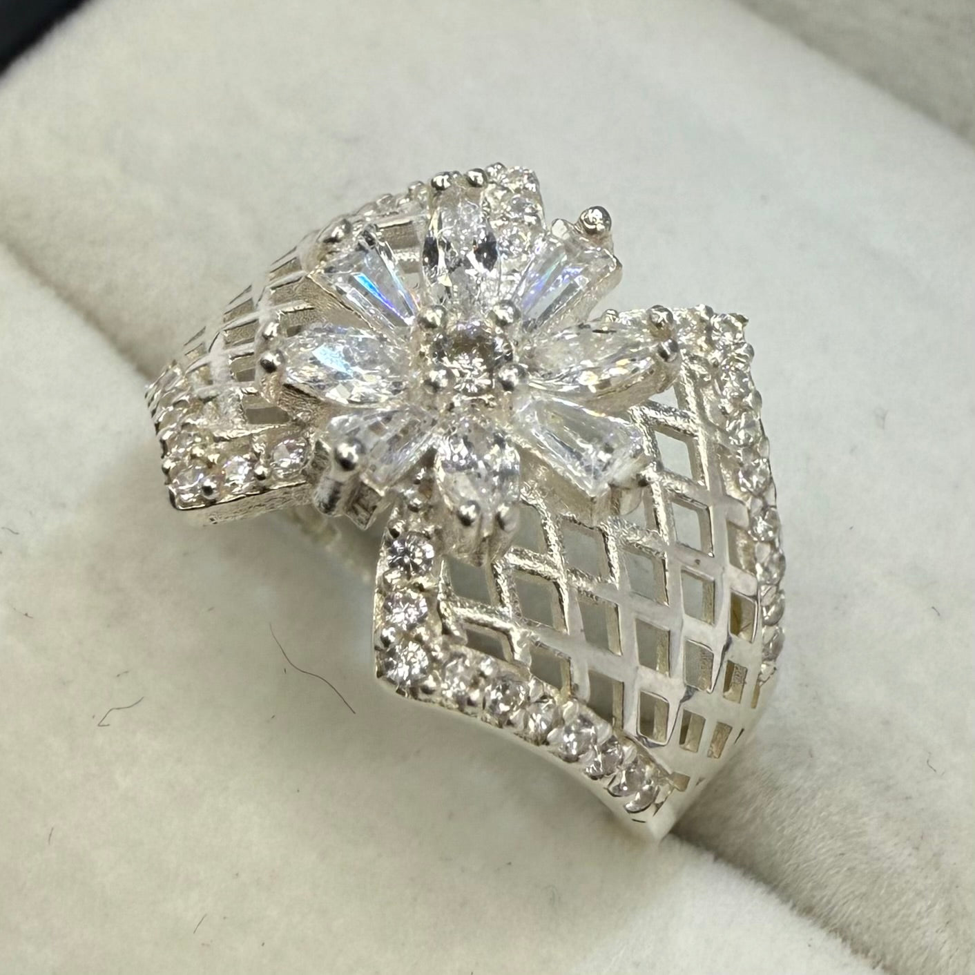 FLOWER CZ DIAMOND RING Oppulence