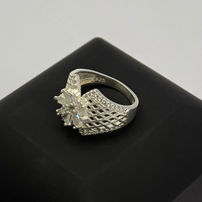 FLOWER CZ DIAMOND RING Oppulence